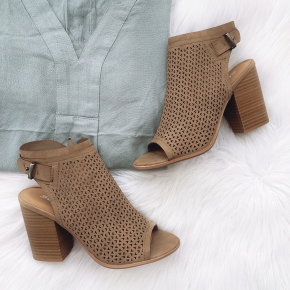 Soda Blu Shoes - 🌟Taupe🌟 cut out🌟 booties🌹✨🌟✨